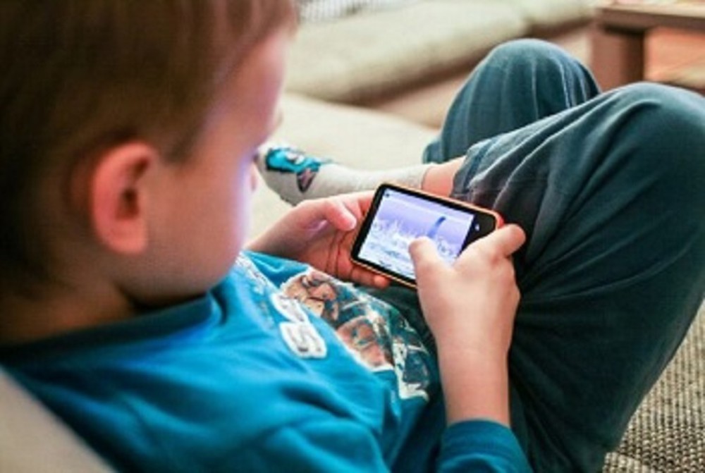 Durante as férias escolares é necessário que os pais gerenciem o tempo do uso de tela das crianças