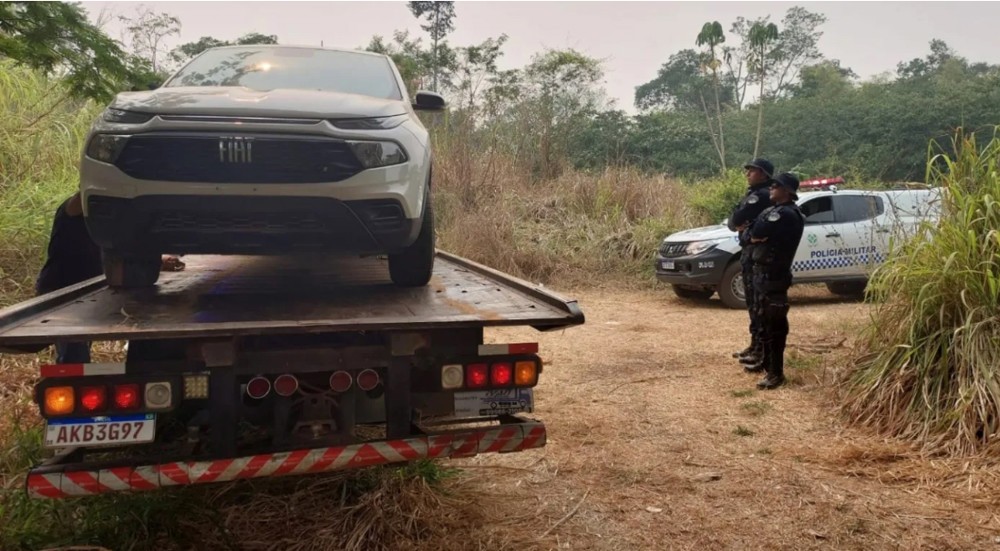 Polícia Militar recupera caminhonete furtada abandonada na BR-364