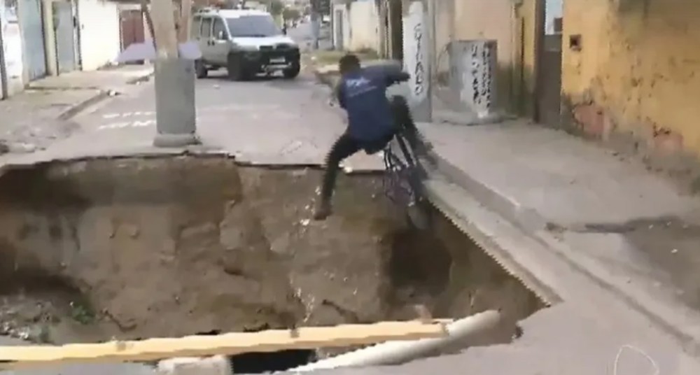 Ciclista cai em cratera ao vivo na TV e xinga prefeito; veja o vídeo
